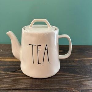 Rae Dunn tea pitcher with lid
